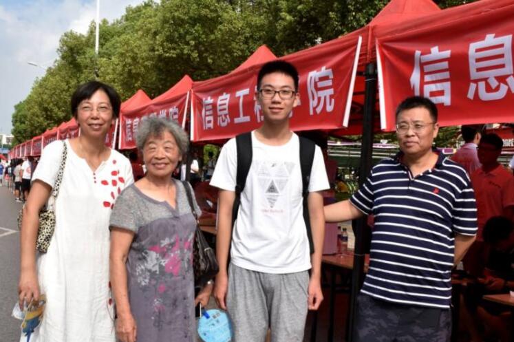 ����������